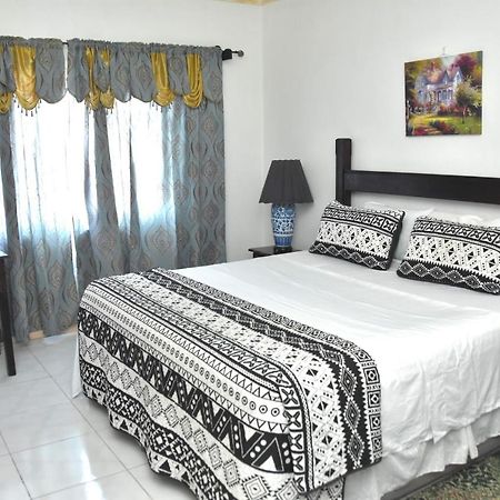 Embassy Deluxe Apartment Kingston Exterior foto