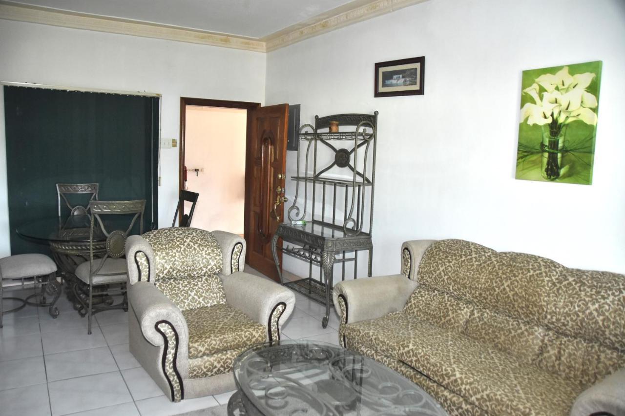 Embassy Deluxe Apartment Kingston Exterior foto