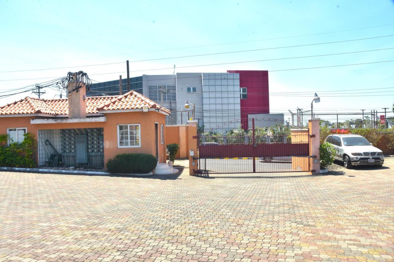 Embassy Deluxe Apartment Kingston Exterior foto