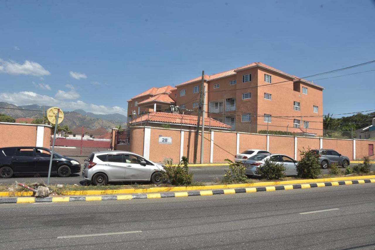 Embassy Deluxe Apartment Kingston Exterior foto