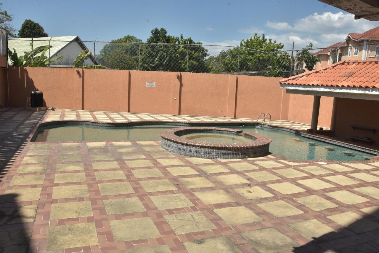 Embassy Deluxe Apartment Kingston Exterior foto