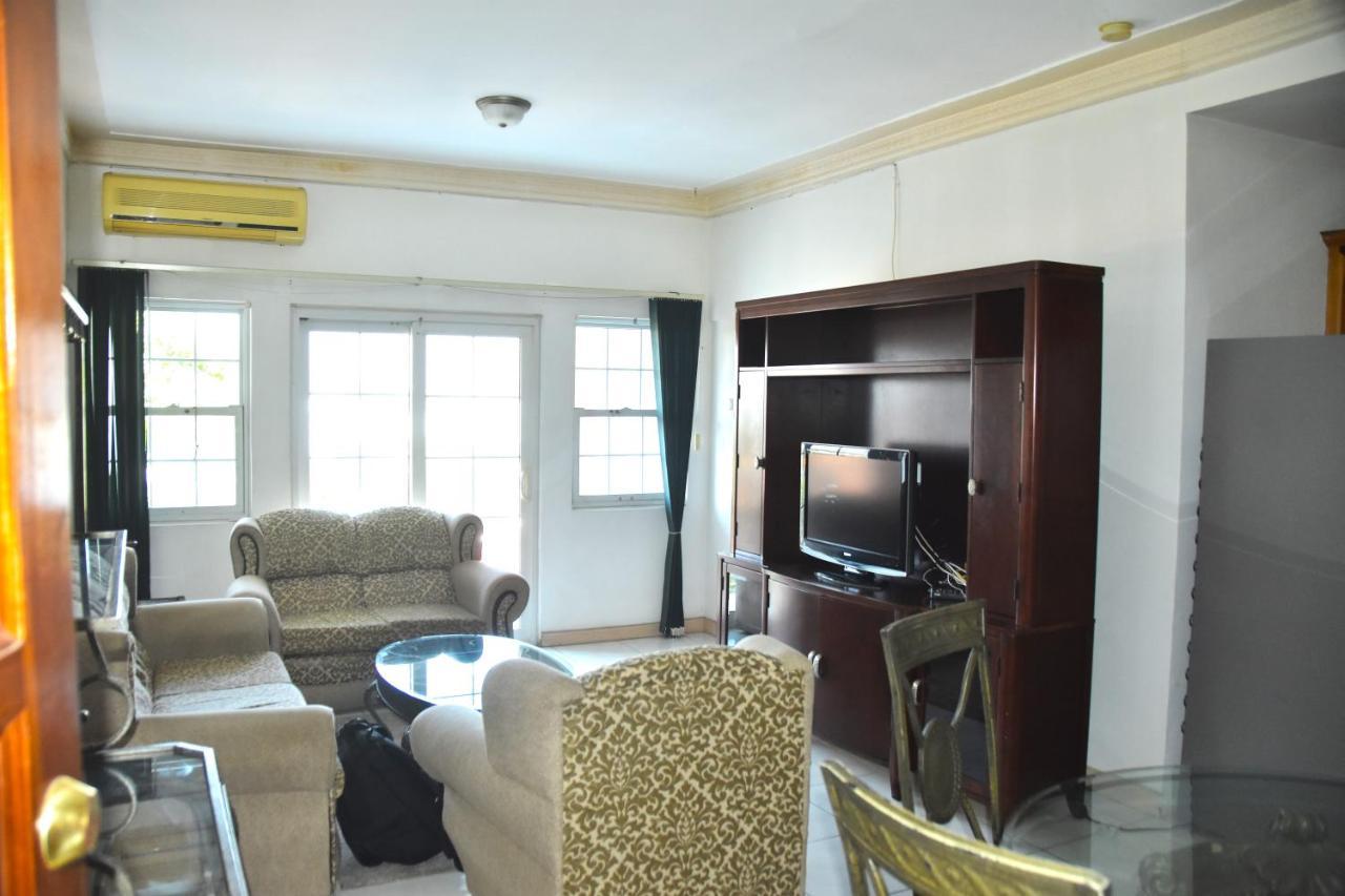 Embassy Deluxe Apartment Kingston Exterior foto