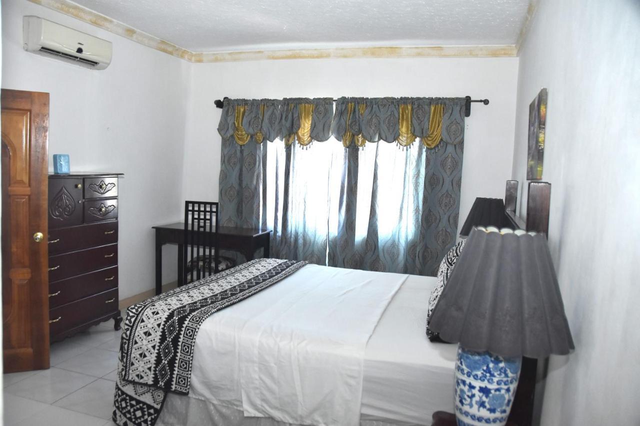 Embassy Deluxe Apartment Kingston Exterior foto