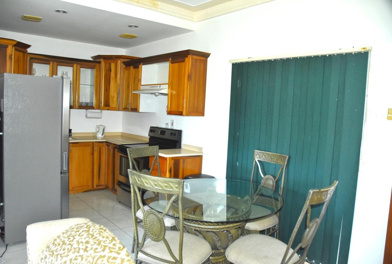 Embassy Deluxe Apartment Kingston Exterior foto