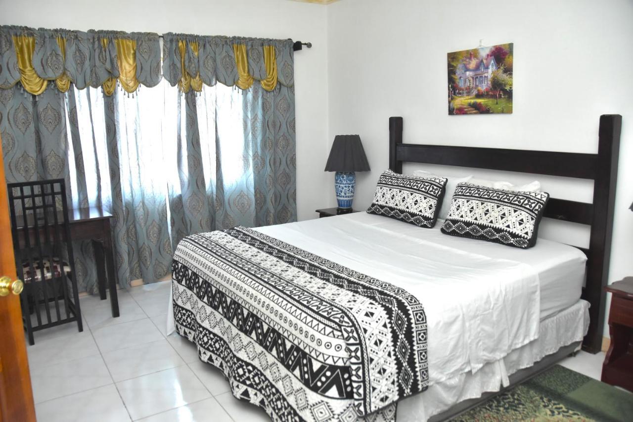 Embassy Deluxe Apartment Kingston Exterior foto