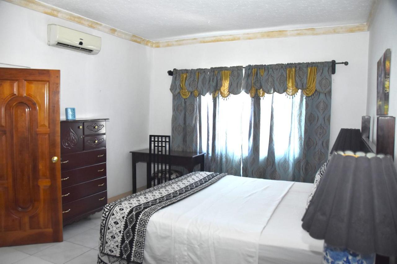 Embassy Deluxe Apartment Kingston Exterior foto